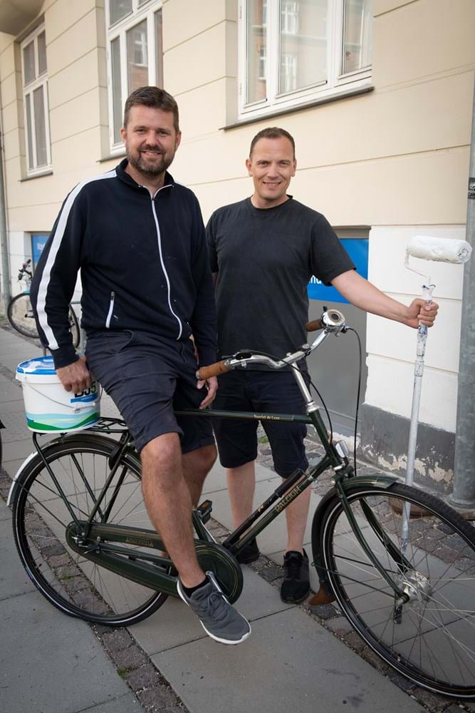 I Malerfirmaet Sommerlund tager de fleste medarbejdere cyklen eller offentlig transport. Det kan lade sig gøre, fordi de fleste opgaver ligger i byen i København og Frederiksberg. Firmabilerne kører på diesel, og dem kunne malermestrene overveje at udskifte til el-biler.