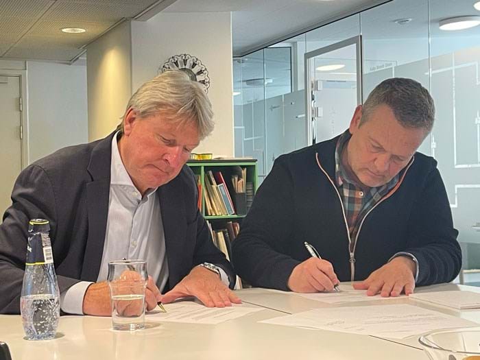 Danske Malermestres formand Per Vangekjær og formand for Malerforbundet Tonny Olsen underskriver aftalen.