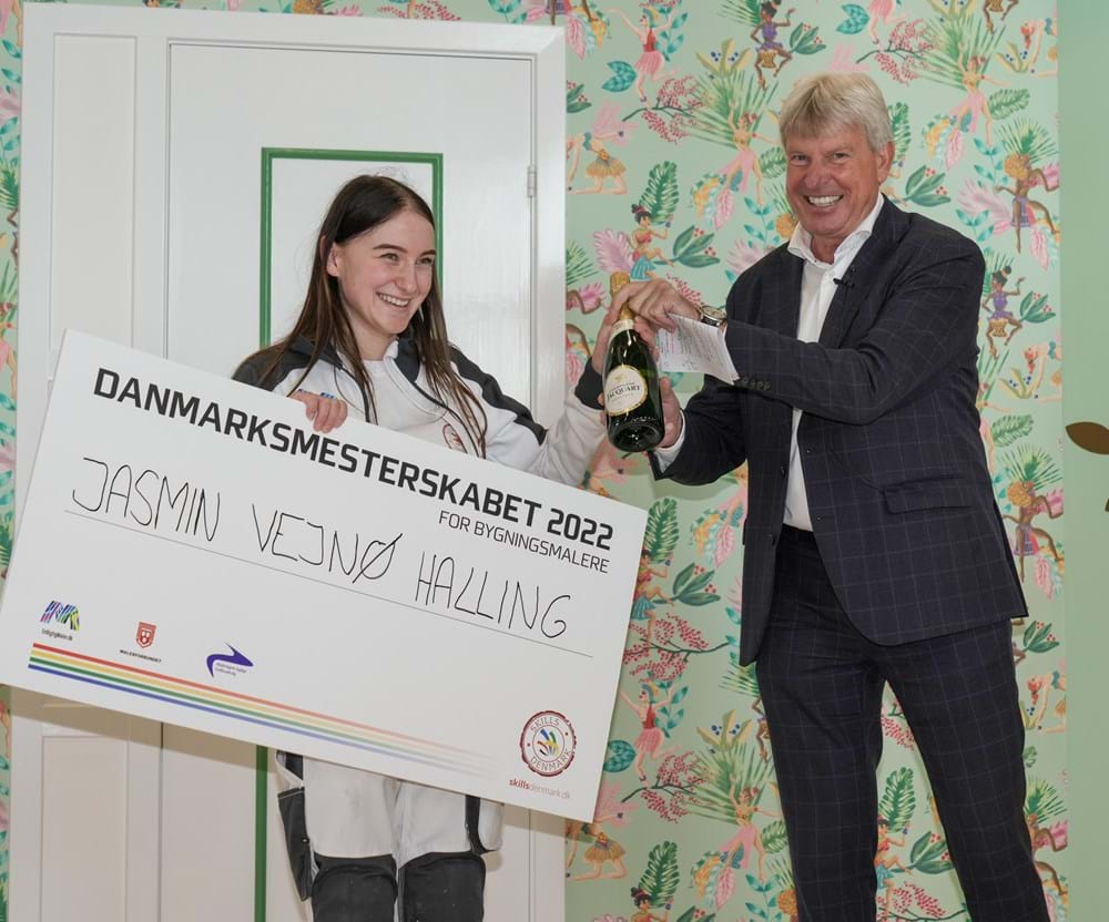 Danske Malermestres formand Per Vangekjær fejrer vinder i DM i Skills 2022, Jasmin Vejnø Halling. Foto Henrik Petit.