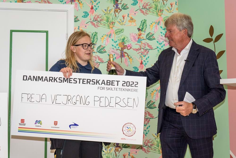 Her kåres Danmarks første danmarksmester som skiltetekniker Freja Vejrgang Pedersen af formand for Malerfagets Faglige Fællesudvalg Per Vangekjær. Foto Henrik Petit.