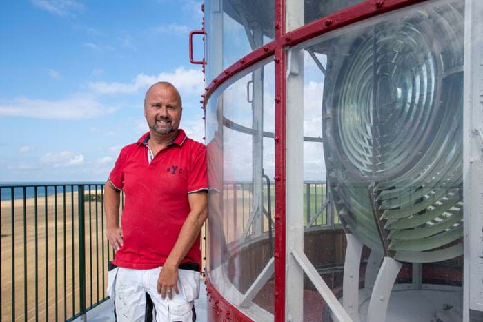 Klaus Folkmann ved den store prisme i toppen af fyrtårnet. Det er placeret 26 meter over havets overflade, og lyset kan ses 48 kilometer væk. Foto Søren Hytting