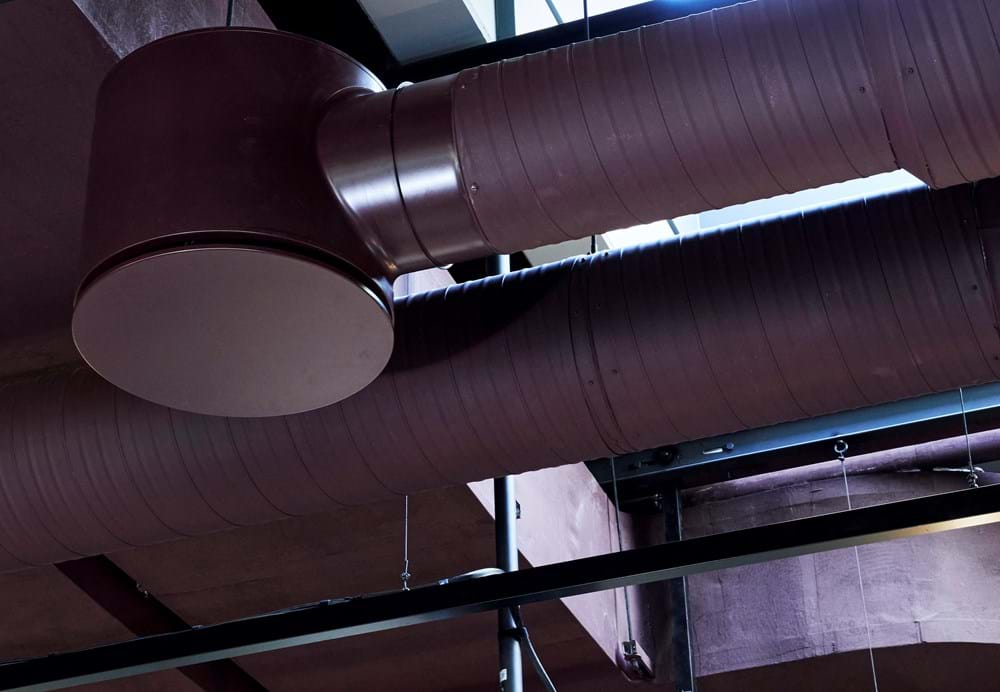 Det auberginefarvede loft med blotlagte installationer er medvirkende til valget af DTU og Malene Bach som årets prismodtager af Farveprisen. Foto Kirsten Bille.