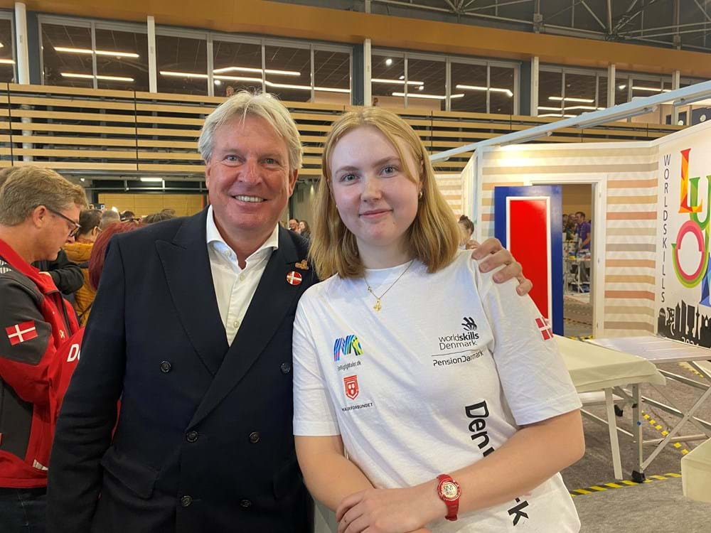 Camilla Lindhlom Gelmer lige efter hun var færdig med konkurrencen under WorldSkills 2024 i Lyon. Her lykønskes hun af Danske Malermestres formand Per Vangekjær.