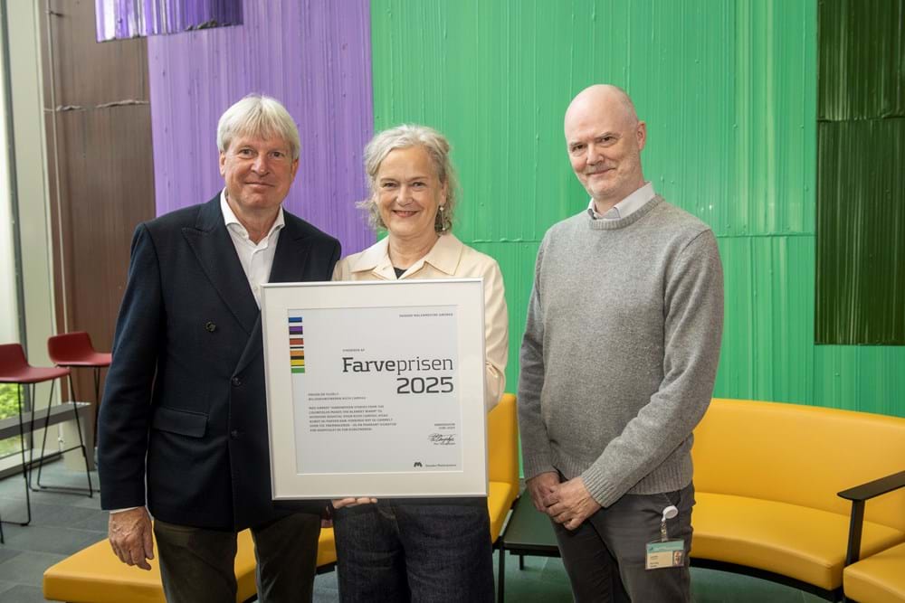 Danske Malermestres formand, Per Vangekjær, modtager af Farveprisen 2025, Ruth Campau. og Hvidovre Hosphospitalets vicedirektør, Kurt Stig Nielsen. Foto Søren Hytting
