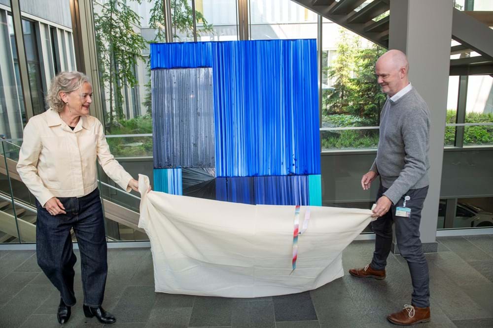 Danske Malermestres formand, Per Vangekjær, og modtager af Farveprisen 2025, Ruth Campau. Billedkunstneren Ruth Campau havde en gave med til Amager og Hvidovre Hospital, en mock-up af hendes ”værk” i det blå center. Gaven blev overrakt hospitalets vicedirektør, Kurt Stig Nielsen. Foto Søren Hytting