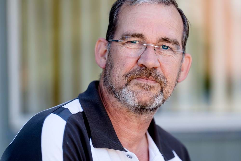 Malermester Ivan Jakobsen beholder sin butik med salg af maling efter 1. januar 2026 . Og vil sandsynligvis også arbejde som coach, mentor og hypnotisør, for han vil gerne i fremtiden bruge sin erfaring til at hjælpe andre erhvervsdrivende. Foto Brian Rasmussen.