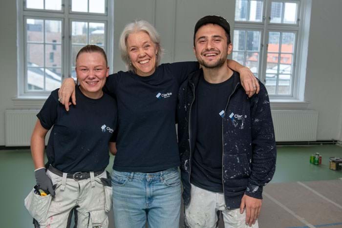 Administrerende direktør for Clarke Service Susanne Ljung er sammen med lærlingene Zindy Witt Ford og Onur Karatas. Foto Søren Hytting
