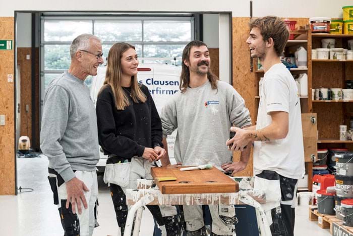 Malermester Ulrik Clausen sammen med Freja Vestergaard, Holger Andreas Larsen og Sebastian Bjørnø Jørgensen. Holger Andreas Larsen oplever, at han er et sted, hvor han godt må lave fejl. Mange mestre kunne lære af Ulrik Clausen, mener han. - Der er aldrig så meget pres på, at stemningen bliver dårlig. Der er altid tid til en kop kaffe og tale om det, siger han. Foto Alex Tran