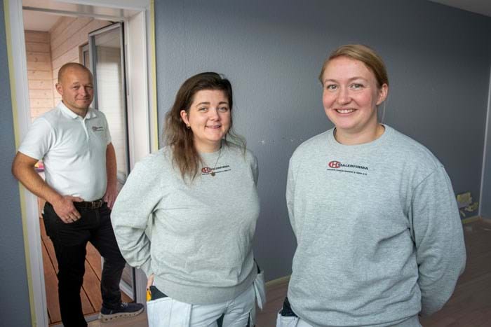 Lærlingene hos Holger Christensen & Søn i Slagelse er med i alle sociale arrangementer i virksomheden, men de holder også deres egen julefrokost. De har en god dynamik og vil generelt gerne hinanden. Malermester Michael Holm Hansen står sammen med lærlingene Maya Kate Olsen og Michelle Viborg Andersen. Foto Søren Hytting