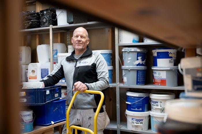 Det vigtigste for mig som mester er, at mine medarbejdere trives og er glade. Vi skal alle bidrage til det gode arbejdsmiljø, ellers vii jeg hellere være sammen mine børn og børnebørn. Jeg havde som ung en chef, hvis ord var lov. Sådan vil jeg ikke være som leder. Så vi taler om tingene, også de gode arbejdsvaner, siger malermester Pauli Johansen med to til tre ansatte. Foto Michael Bo Rasmussen/Baghuset.