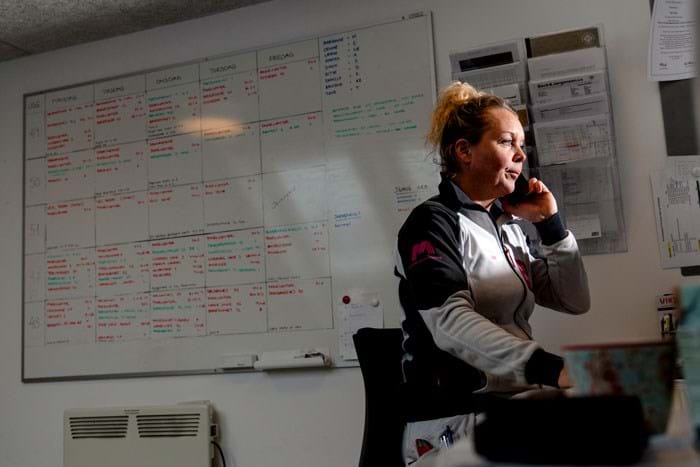 Da hun etablerede virksomheden i 2021, nævnte hendes mand, der selv er håndværksmester, at han brugte en tavle til at få overblik over de ansatte og opgaverne. Men hun sagde, at hun havde det i sit hoved. Det kunne hun ikke. Foto Brian Rasmussen.