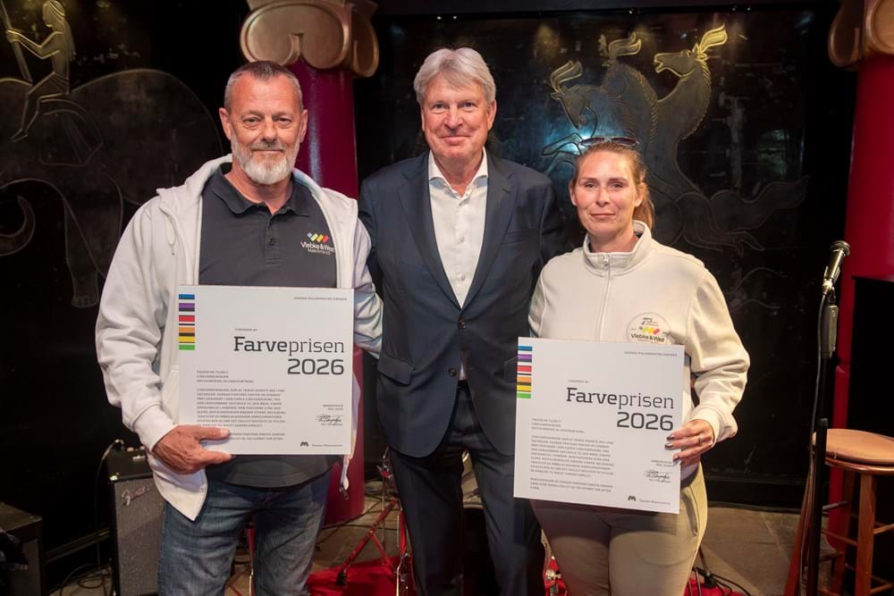 Projektchef Flemming Ryge og Dinna Lak fra Viebke & West A/S modtager diplomer for malerarbejdet i Cirkusbygningen af Danske Malermestres formand Per Vangekjær. Foto Søren Hytting.