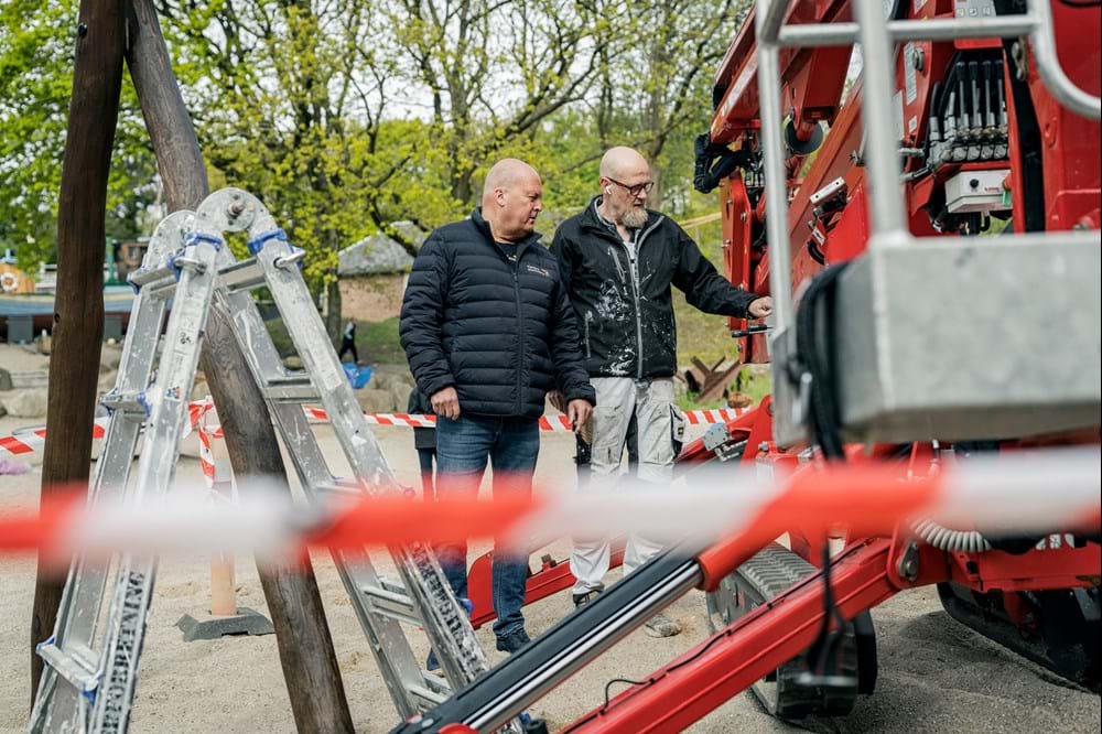 Malermester Karsten Brunsgaard med malersvend Dan Kofod. I Tjæreborg Malerfirma er de ansatte instrueret i at fortælle, hvis der er materiel, der ikke virker. Foto Robert Attermann