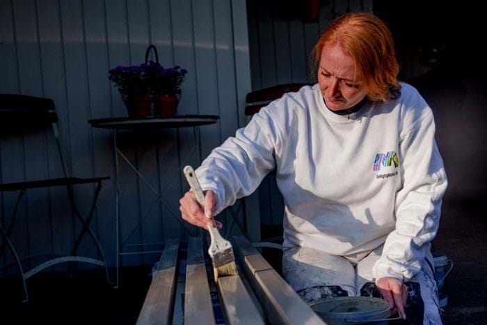 Malerfaget er fysisk hårdt. Undersøgelsen peger på en låneordning som en mulighed, så især mindre virksomheder kan teste ergonomisk hjælpemidler som exoskeletter uden en stor investering. Arkivfoto Brian Rasmussen.