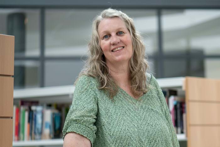 Mette Stokholm er stadig en stolt maler, når hun kører en tur og ser de mange, flotte facader, hun har malet med spændende, tekniske løsninger og farvesammensætninger. Malere bevarer og forskønner – vi efterlader verden pænere, end da vi kom. Det savner jeg, siger Mette Stokholm. Foto Søren Hytting.