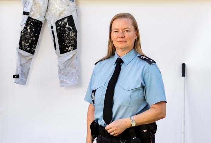 Det var en sjov krølle for Hanne Præst, da hun for nylig skulle ledsage en af de indsatte i Sdr. Omme Fængsel til retsbygningen i Holstebro. For der har hun gået som bygningsmaler i ni måneder og kender huset ud og ind. Foto Brian Rasmussen.