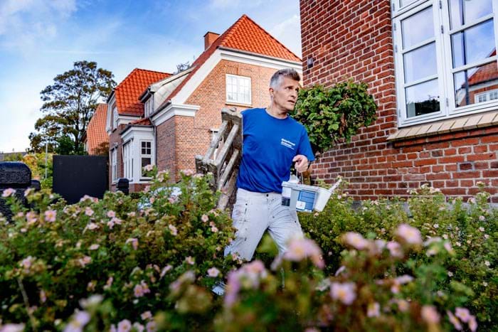 Malermester Jess Andersen oplever, at kunderne tror, at alt malearbejde kan se ud som det, de ser det på de sociale medier. Der mangler forståelse for, at malearbejdet er håndværk og derfor ikke har samme ensartede udtryk, som hvis det var fabriksfremstillet.Foto Brian Rasmussen, Fotografhuset.