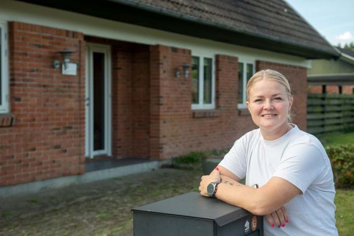 Heidi Bell bruger generelt meget tid på at snakke med kunderne for at forklare, hvad der er den bedste løsning. Og hun er ikke bleg for at sende en konsulent ud til en fugtmåling, hvis det er det, der skal til for at overbevise en kunde om, hvad der er den bedste løsning. Foto Søren Hytting.